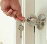 Glendale City Locksmith Glendale, AZ 623-696-3423 - 14a-Unlock-Door